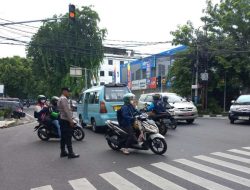 Mengatur Arus Lalu Lintas Pagi Hari, Kegiatan Patroli Kapolsubsektor Kayu Awet di Jalan Percetakan Negara Raya