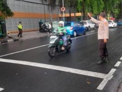 Pengaturan Lalu Lintas Sore Hari Amggota Polsek Cempaka Putih