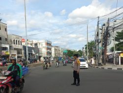 Anggota Polsubsektor Roxy Kendalikan Arus Lalu Lintas di Pertigaan Jalan Biak