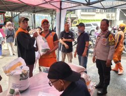 Bhabinkamtibmas Pasar Baru Bersama Tiga Pilar Kawal Pembagian Bantuan Beras dari Bulog
