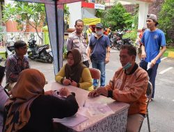 Bhabinkamtibmas Pasar Baru Bersama Tiga Pilar Kawal Pembagian Bantuan Beras dari Bulog