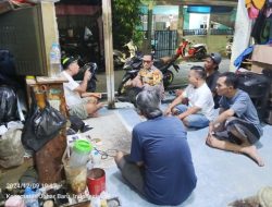 Ngobrol Santai Jelang Natal dan Tahun Baru Bhabinkamtibmas Kampung Rawa Imbauan Kamtibmas kepada Warga