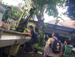 Kepedulian Polri Bersama Petugas Pertamanan di Musim Penghujan