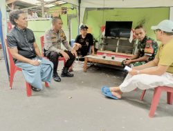 Selanjutnya Aiptu Suhartono selaku Bhabinkamtibmas bersama Babinsa sebagai Pembina wilayah berinteraksi dengan warga RW 01