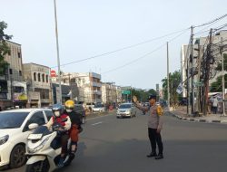 Anggota Polsubsektor Roxy Jaga Kelancaran Lalu Lintas di Jalan Biak