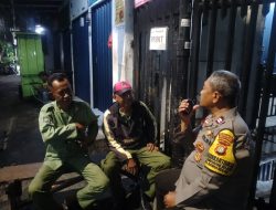 Patroli Malam Hari Di Pos Satkamling RW 10 Mangga Dua Selatan