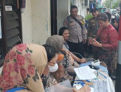 Bhabinkamtibmas Kelurahan Gunung Sahari Selatan Melakukan Monitoring Kegiatan Posyandu Balita Dan Lansia