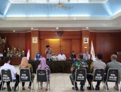 Kapolsek Johar Baru Apresiasi Ketua RT 05 dengan Piagam Penghargaan atas Kontribusi dalam Menjaga Keamanan dan Ketertiban Wilayah Galur