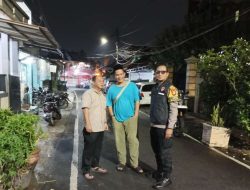 Patroli Pemukiman Bhabinkamtibmas Kampung Rawa Sambangi Tokoh Masyarakat Ciptakan Wilayah Aman dan Damai
