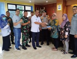 Kapolsek Johar Baru Apresiasi Ketua RT 05 dengan Piagam Penghargaan atas Kontribusi dalam Menjaga Keamanan dan Ketertiban Wilayah Galur