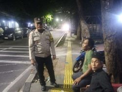 Bhabinkamtibmas Johar Baru Sambang Pos Kamling RW 07, Ajak Petugas Satkamling Jaga Aman dan Damai Kampung Kita Jelang Nataru