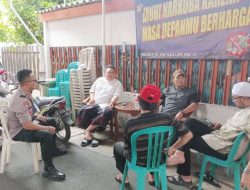 Menjaga Persatuan dan Kedamaian Jelang Nataru Bhabinkamtibmas Kampung Rawa Sambang Ketua RW dan Warga di Pos RW 07