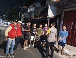 Patroli Dini Hari Antisipasi Rawan Tawuran Bhabinkamtibmas dan FKDM Kampung Rawa Imbauan Bubarkan Berkumpulnya Anak-anak Remaja RW 04