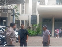 Bhabinkamtibmas Polsek Metro Gambir Sambangi Gereja GSJA Jelang Natal