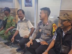 Patroli Malam Hari Bhabinkamtibmas Kartini Gelar Sambang Siskamling