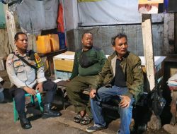 Patroli Jalan Kaki Di Malam Hari Bhabinkamtibmas Pasar Baru Bersama Petugas Siskamling