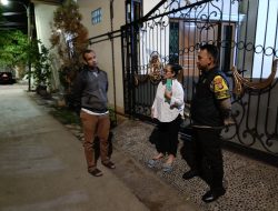 Patroli Dialogis Bersama Ketua RW 03 Dan Bhabinkamtibmas Gunung Sahari Utara Di Rumah Rumah Warga