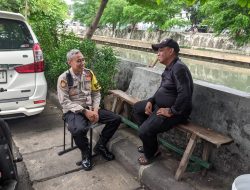 Asisten Bhabinkamtibmas Lakukan Patroli Dialogis Di sepanjang Kali Ci liwung