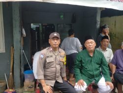 Patroli Pemukiman Sore Hari, Bhabinkamtibmas Galur Sambang Tokoh Masyarakat Jaga Wilayah Aman Jelang Nataru