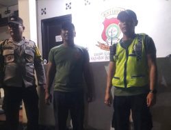 Pasca Pilkada Bhabinkamtibmas Johar Baru Sambang Pos Kamling Imbau Petugas Satkamling RW 01 Jaga Aman dan Damai Kampung Kita