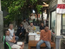 Keakraban Bhabinkamtibmas Karang Anyar Dalam Musyawarah Terbuka Terkait Harkamtibmas