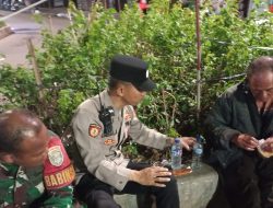 Patroli Dua Pilar Bantu Lansia Pikun yang Tersesat di Kolong Flyover Roxy Mas