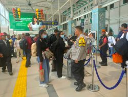 Memasuki Jelang Libur Nataru 2025,Bhabinkamtibmas Memantau Stasiun Pasar Senen