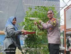 Ketahanan Pangan Bhabinkamtibmas Kampung Rawa Panen Tanaman Hidroponik Kangkung di RPTRA Rawa Indah