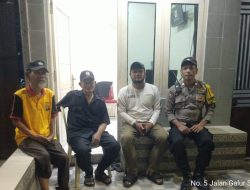 Bhabinkamtibmas Galur Sambang Pos Kamling RW 01, Ajak Petugas Satkamling Jaga Aman dan Damai Kampung Kita Jelang Nataru