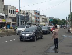 Polsubsektor Roxy Kawal Kelancaran Lalu Lintas di Pertigaan Jalan Biak