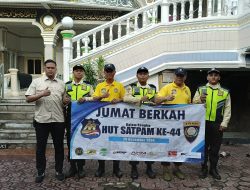 Polri Gelar Kegiatan Jumat Berkah dalam Rangka HUT Satpam Ke-44 di Masjid Al Aqwam
