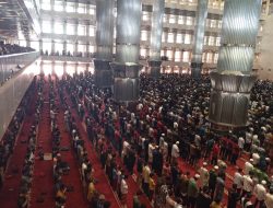 Pelayanan Polri dalam Kegiatan Sholat Jumat di Masjid Istiqlal