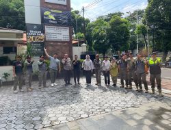 Bhabinkamtibmas Menteng Menjelang Natal Melaksanakan Kerja Bakti Gereja GKI