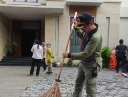 Bhabinkamtibmas Menteng Menjelang Natal Melaksanakan Kerja Bakti Gereja GKI
