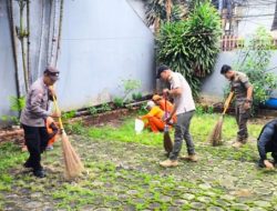 Aksi Sosial Bhabinkamtibmas dan Pemerintah Daerah Kelurahan Galur: Persiapan Nataru dengan Membersihkan Tempat Ibadah