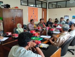 Bhabinkamtibmas Sumur Batu Bersama 3 Pilar Hadiri Rapat Pengamanan Jelang Nataru 2025