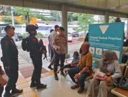 Anggota Pos Pelayanan Stasiun Pasar Senen Patroli Di Area Stasiun