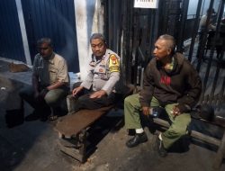 Potret Keakraban Linmas RW 001 Bersama Bhabinkamtibmas Mangga Dua Selatan