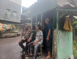 Patroli Dialogis Jelang Nataru Bhabinkamtibmas Kebon Kacang Kunjungi Warga RW 01