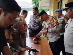 Kapolsek Johar Baru Lakukan Pengecekan Senpi Usai Apel Pagi