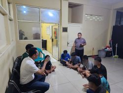 Kanit Reskrim Polsek Johar Baru Berikan Pembinaan kepada Remaja yang Terlibat Permainan Petesan yang Meresahkan Warga