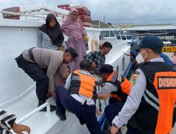 Aksi Heroik Polisi Evakuasi Lansia Sakit Turun Dari Kapal Dermaga Kali Adem