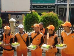 Bakti Sosial Bhabinkamtibmas Galur, Kepedulian Kapolsek Johar Baru melalui Pembagian Nasi Kotak untuk PPSU