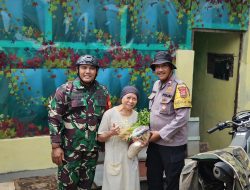 Doa Tulus dari Lansia untuk Pak Bhabin yang Berbagi Sembako