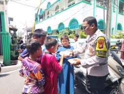 Jumat Berkah, Bhabinkamtibmas Kelurahan Sumur Batu Bagikan Nasi Kotak