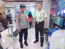 Anggota Polsubsektor Roxy Lakukan Patroli di Bank BCA Roxy Mas