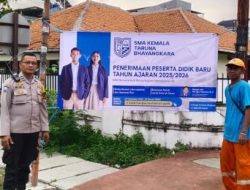Sosialisasikan Penerimaaan Pesera Didik Baru SMA Kemala Taruna Bhayangkara, Unti Binmas Polsek Cempaka Putih Adakan Pemasangan Spanduk