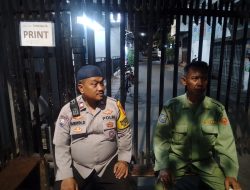 Kerja Sama Bhabinkamtibmas Mangga Dua Selatan Dengan Personil Satkamling RW 01 untuk Tingkatkan Keamanan