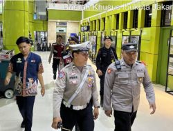 Polsek Metro Gambir Gelar Patroli Operasi Lilin Jaya 2024 di Stasiun Gambir