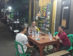 Sambang Pos Kamling, Bhabinkamtibmas Kampung Rawa Ajak Warga dan Satkamling untuk Berperan Aktif dalam Keamanan Lingkungan